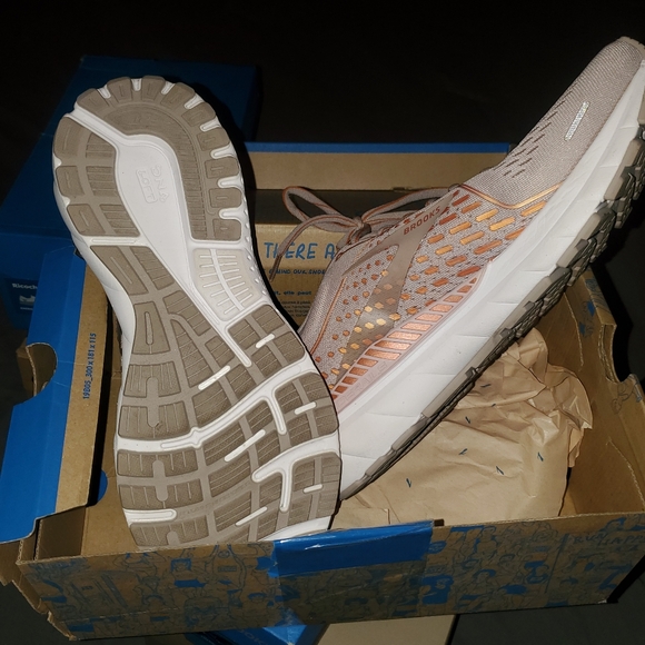 Brooks womans size 10 1/2 brand new in box - Picture 3 of 3